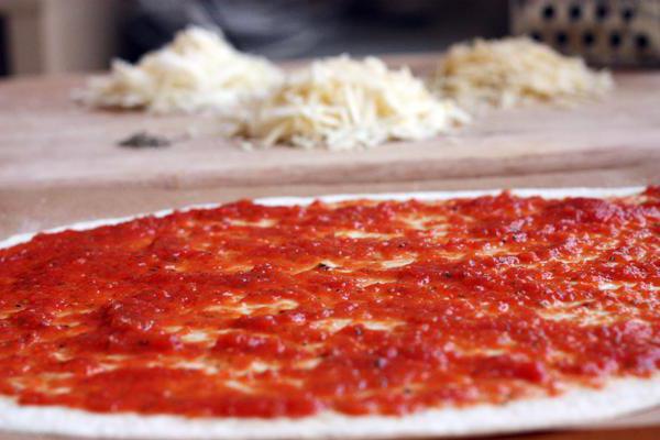 Sýrový pizzový recept s fotografiemi