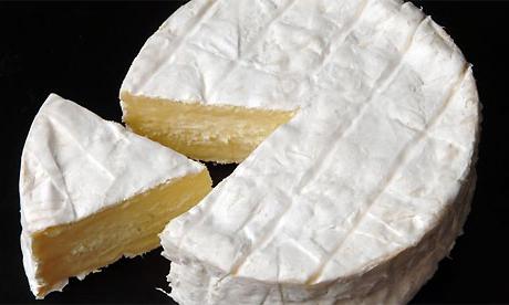 Sýr Camembert je výhodný a škodlivý