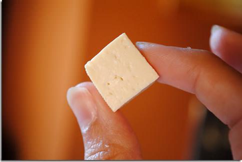 sýr s poškozením plísní