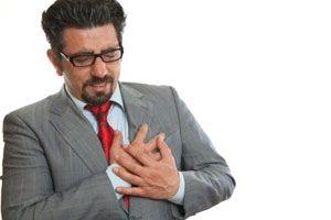 stiskanje bolečine v prsih