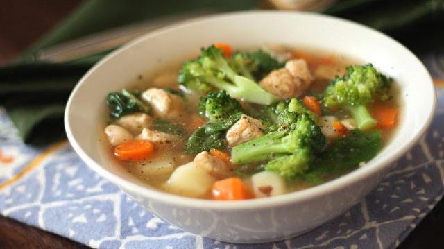 broccoli e zuppa di pollo