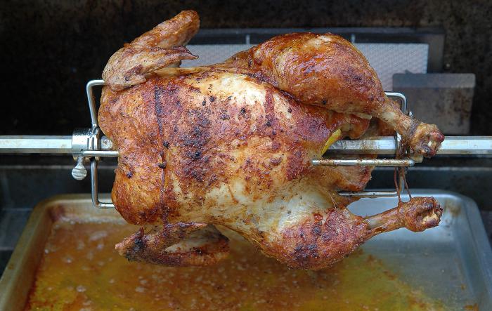 grillowany kurczak na rożnie