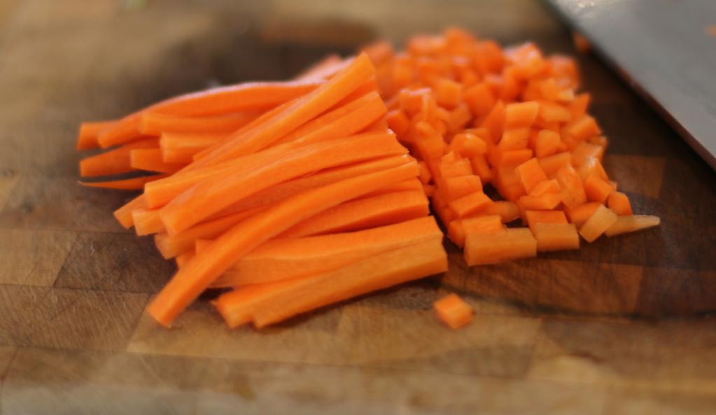 как да нарязвате моркови