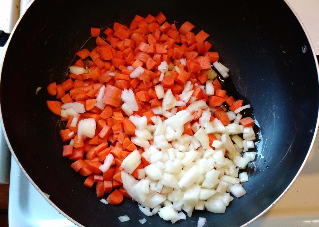 smażyć cebulę z marchewką