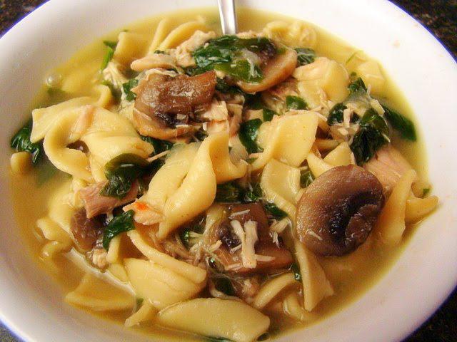 Pileća juha od tjestenine s gljivama