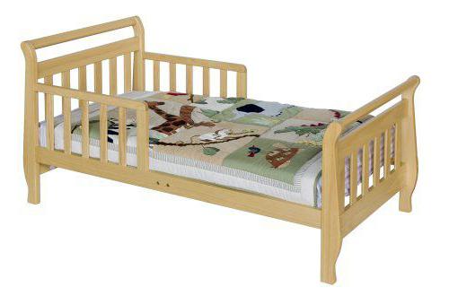 otroška postelja z visokimi stranicami