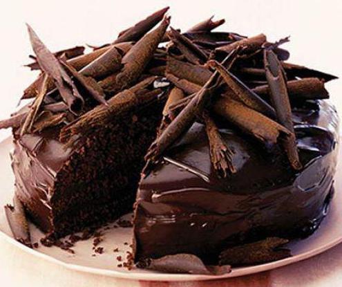 dekorowanie ciasta czekoladowego w domu zdjęcie