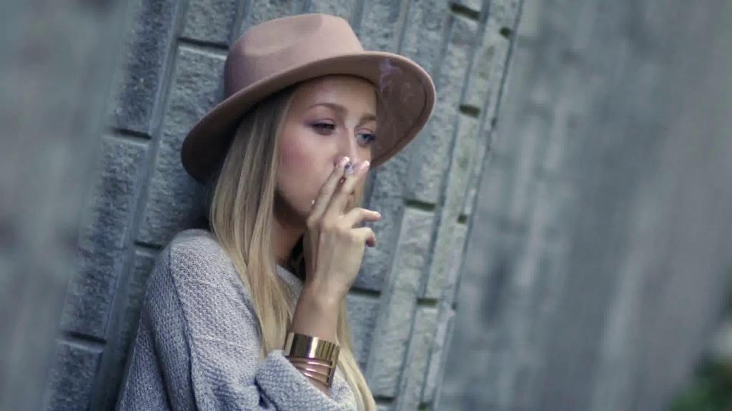 žena kouří