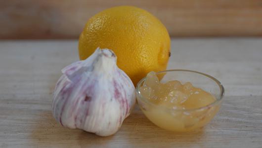 čisticí nádoby s česnekem a citronem