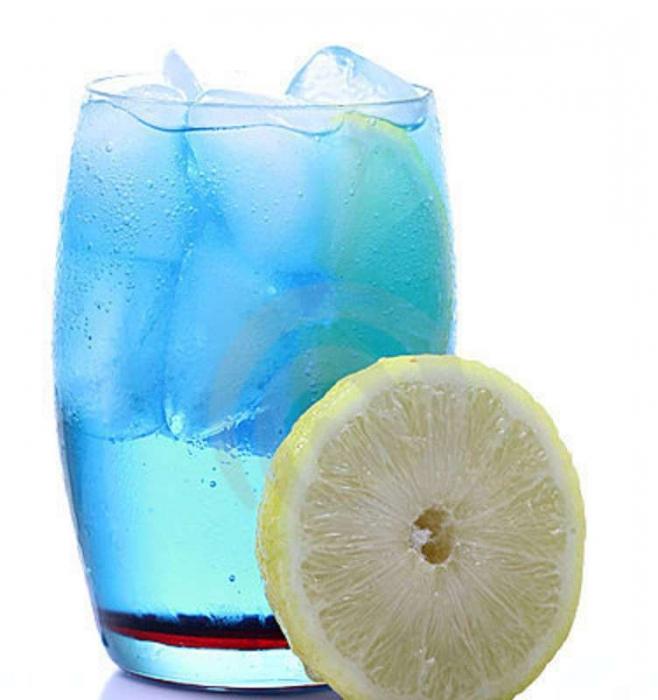 modrý curacao koktejl