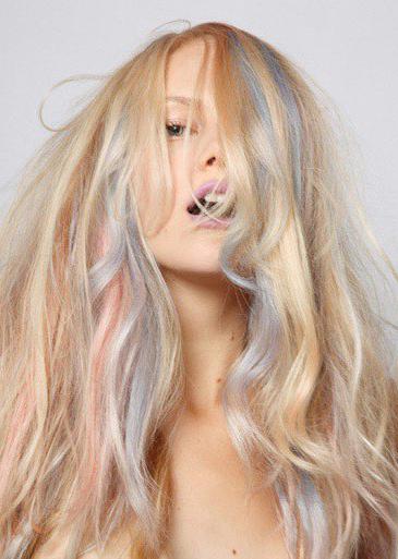 farbowanie na blond włosach