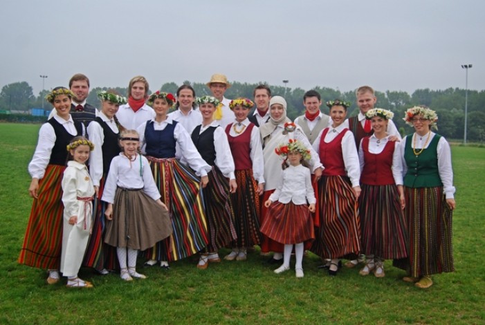 Латвийци в национални носии