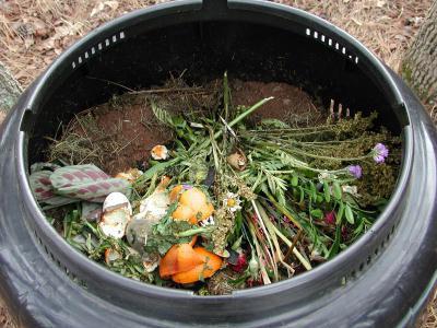 mucchio di compost nel paese