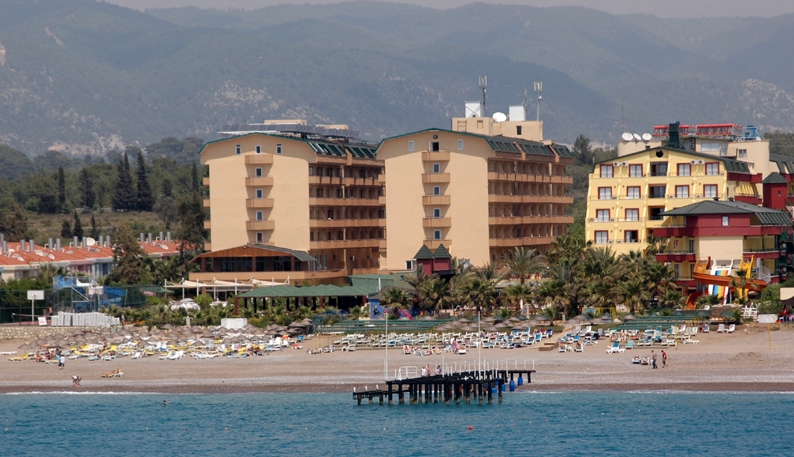 Vista dell'hotel dal mare