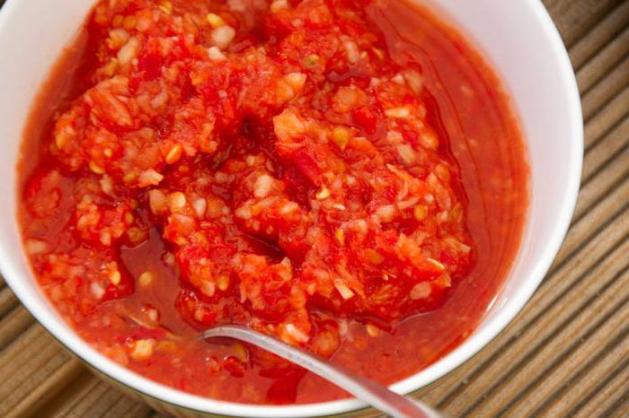 kuhana adjika od rajčice i češnjaka