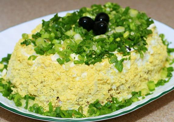 slojevita salata s piletinom i gljivama
