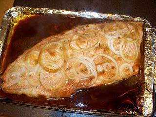 V pečici pečejo rožnati lososi