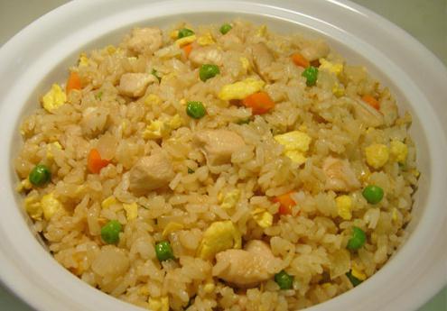 vaří rýži v dvojitém kotli