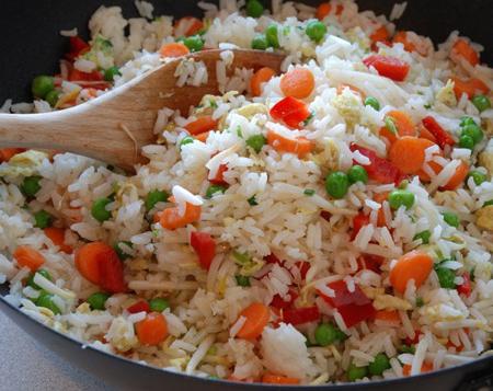 wymieszać ryż z warzywami