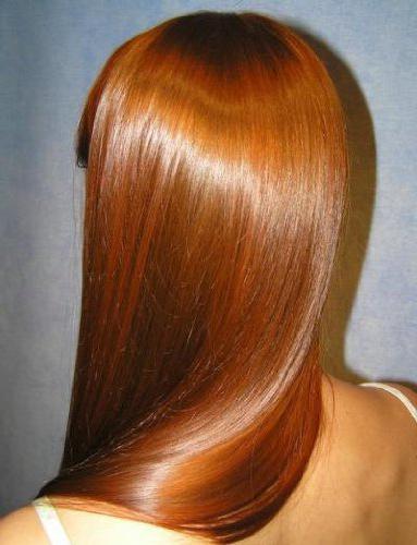 zlata bakrena barva las
