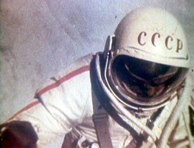 Астронавт Леонов излиза на открито