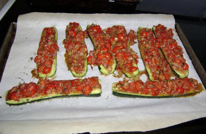 barche di zucchine al forno con una foto