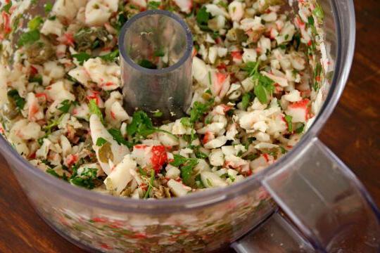 kako kuhati salatu s štapićima od rakova