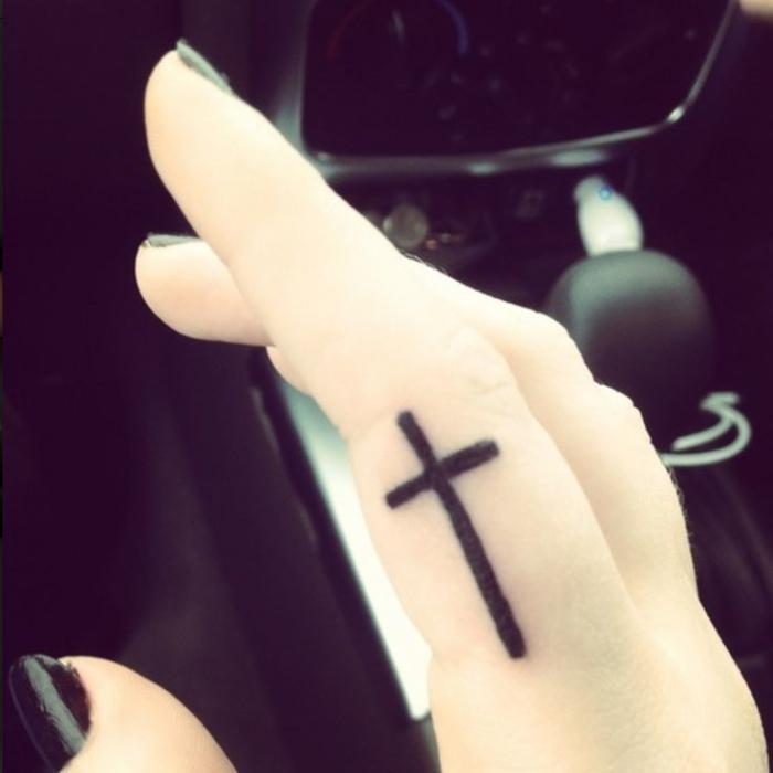 krzyż tatuaż