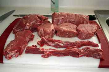 Řezání těl hovězího masa na steaky