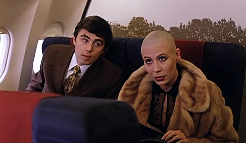 Danila Bagrov su un aereo con una ragazza calva
