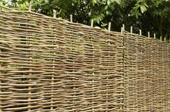 дървена плетена ограда