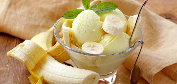 gelato alla banana in un frullatore