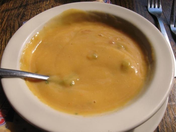 zuppa di piselli verdi