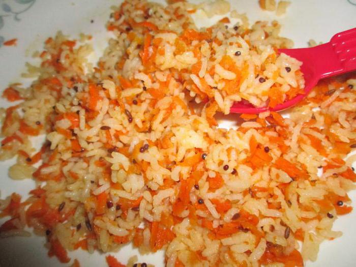 riž s čebulo in korenje v ponvi
