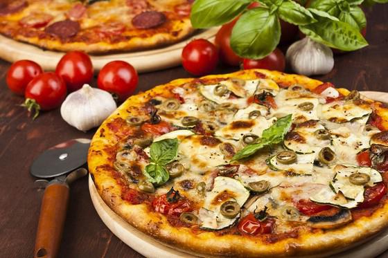 pizza z kiełbasą i serem i pomidorami
