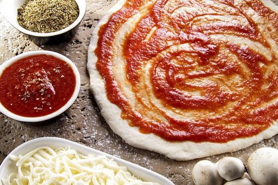 pizza z kiełbaskami z pomidorami i serem