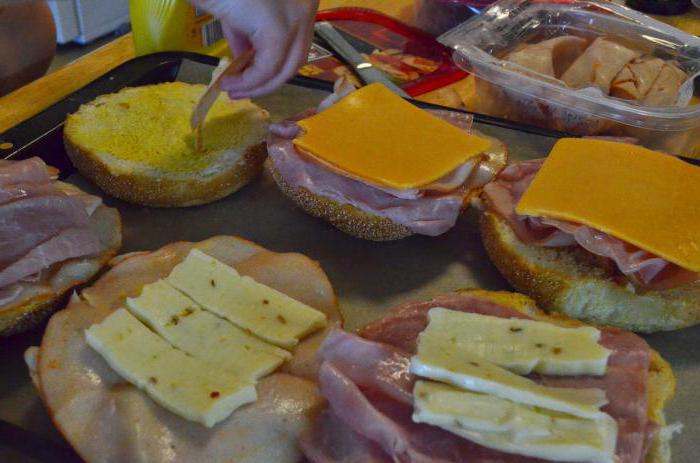 горещи сандвичи във фурната със сирене