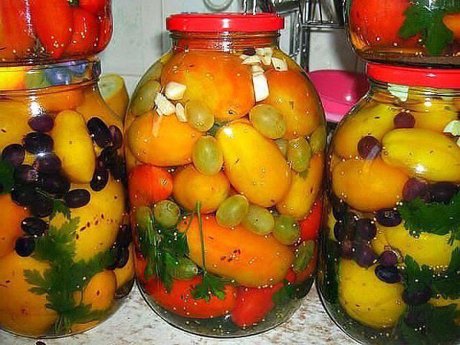 осоляване на домати с грозде за зимата
