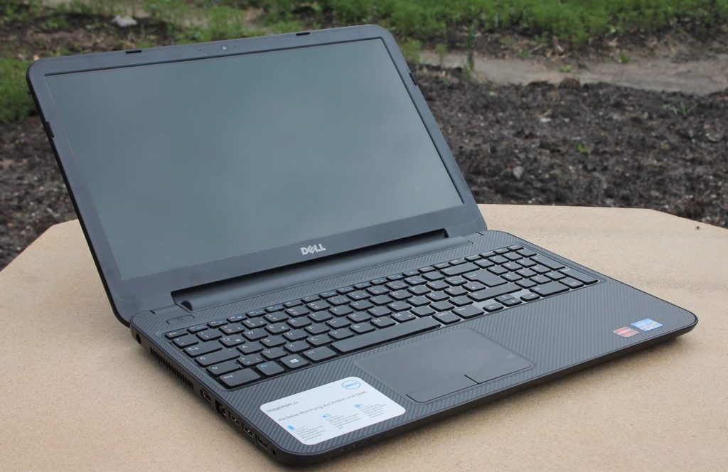 външния вид на лаптопа Dell Inspiron 3521