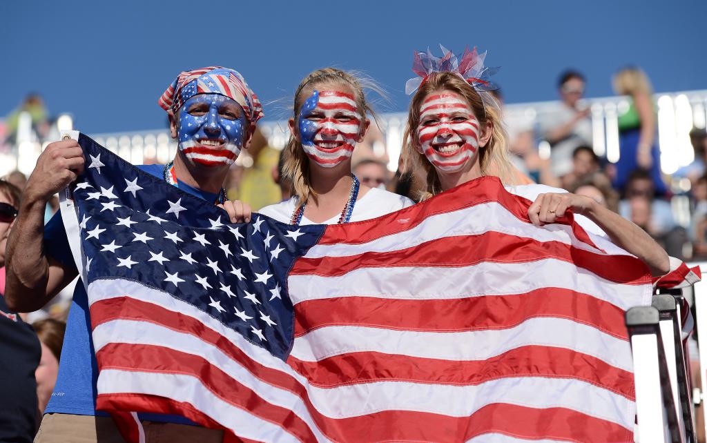 Amerikanci drže nacionalnu zastavu