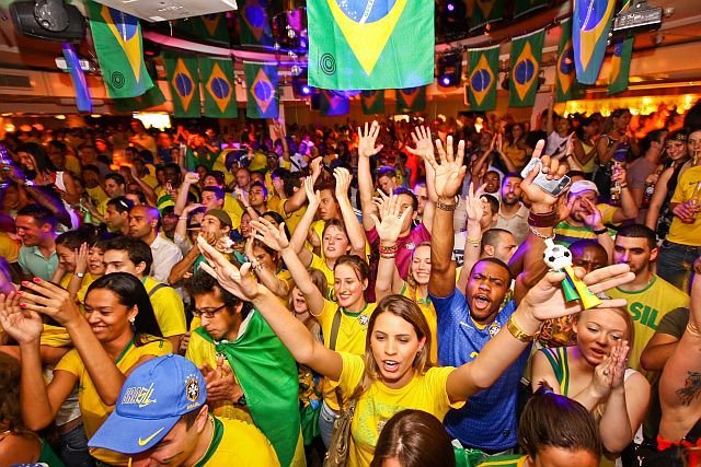 Brazilci oslavují vítězství národního fotbalového týmu