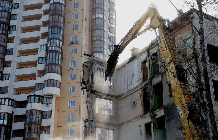 demolizione di serie di edifici di cinque piani