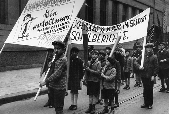 Първомайската демонстрация през 1932 година