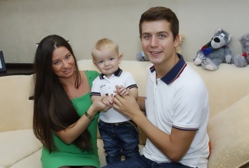 Денис Косяков със семейството си.