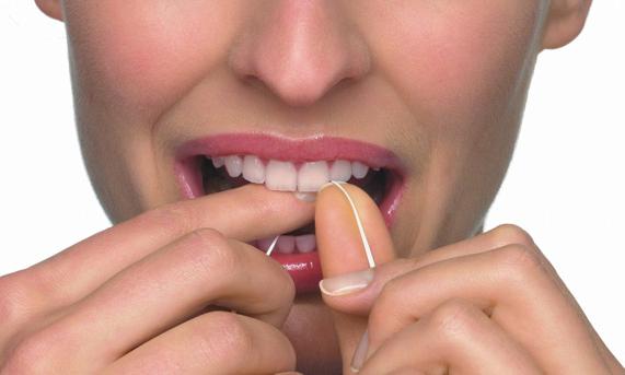 jak si zuby kartáčovat pomocí zubní nitě