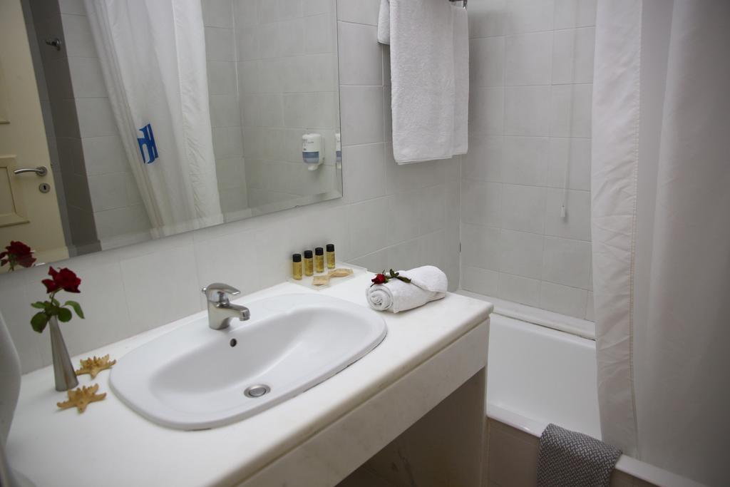 В отеле Дессоле Хермес имеетса ваннаа комната