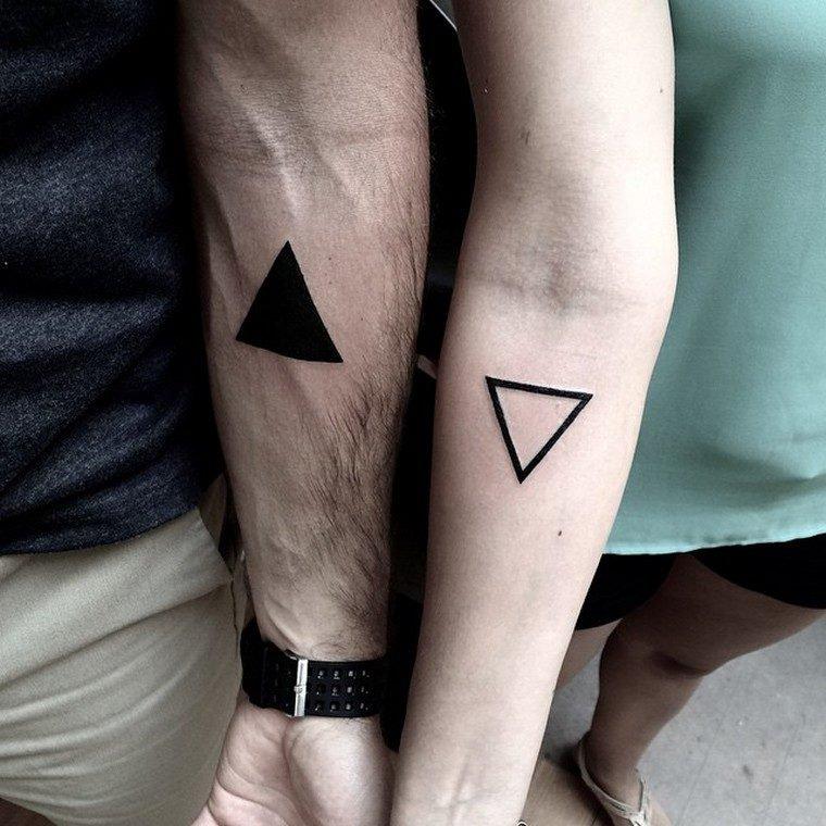Tatuaggio con coppia di triangoli