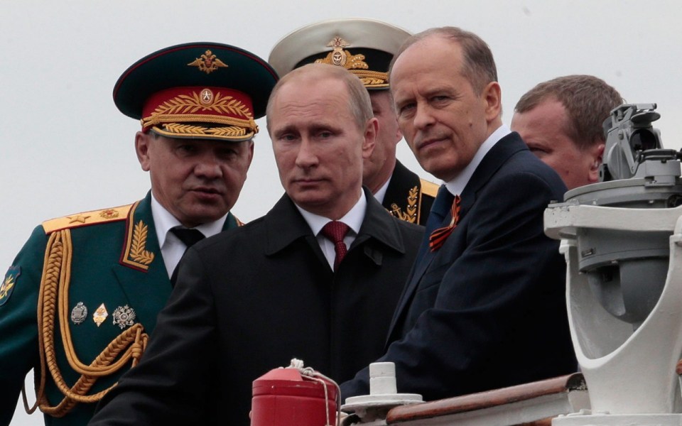 Putina s vojáky a diplomaty