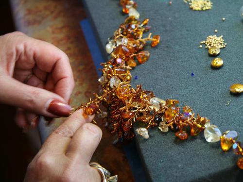 vyrábějící korálkové šperky