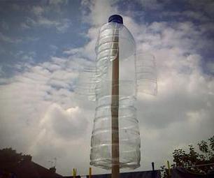 wiatraki z plastikowych butelek nad kwietnikiem
